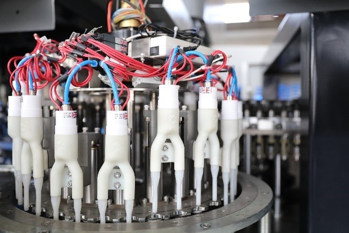 Machine de remplissage liquide professionnelle de capsulage remplissante automatiquement de soufflement de Combiblock