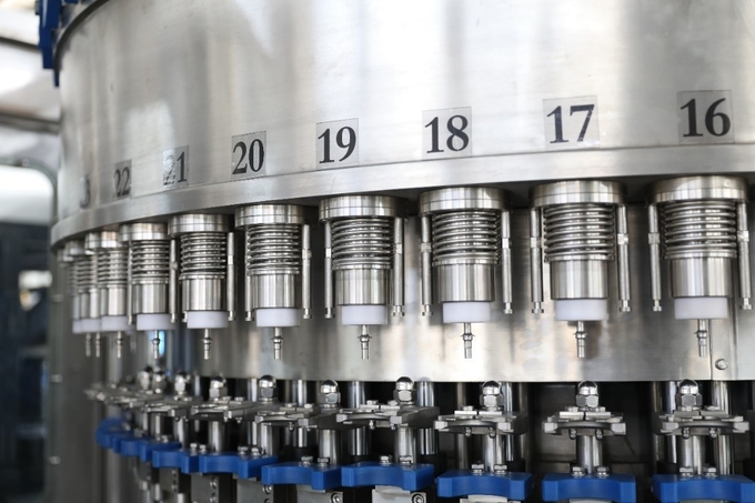 Machine de remplissage liquide professionnelle de capsulage remplissante automatiquement de soufflement de Combiblock